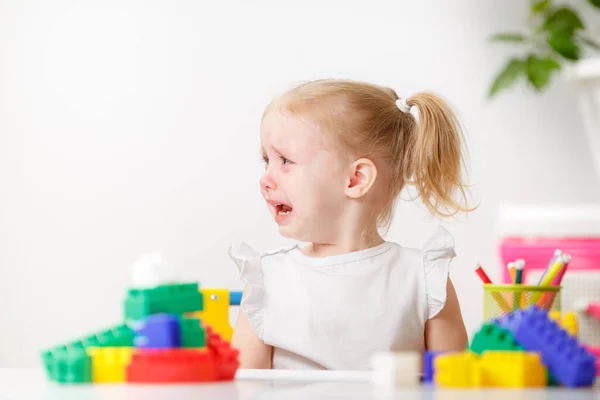 Portrait Crying Little Girl Playing Table Frustrated Girl Showing Moody — Stock Photo, Image