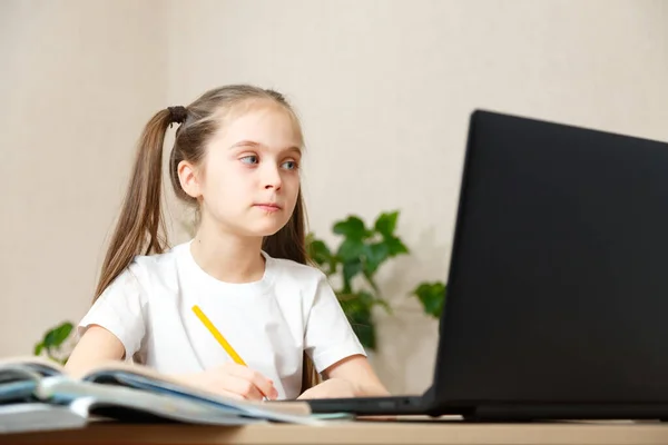 Klein Schoolmeisje Voorbereiding Voor Examens Thuis Het Doen Van Huiswerk — Stockfoto