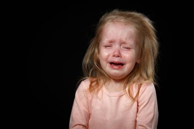 Aile çatışmasından sonra ağlayan, bağıran, istismar edilen çaresiz kız bebek portresi. Kayboldu. Zorluk içinde. Aile Çatışması, Şiddet, Haksızlık, Haksızlık