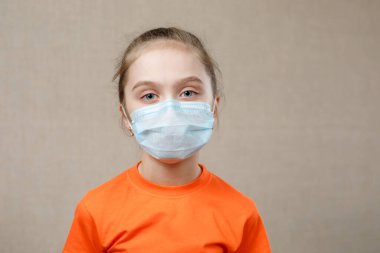 Maskeli çocuk, virüse karşı koruma. Cavid 19 için maske takan küçük beyaz bir kız. Biyolojik silahlar. Salgın, Salgın