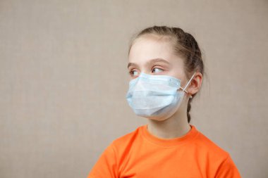 Maskeli çocuk, virüse karşı koruma. Cavid 19 için maske takan küçük beyaz bir kız. Biyolojik silahlar. Salgın, Salgın