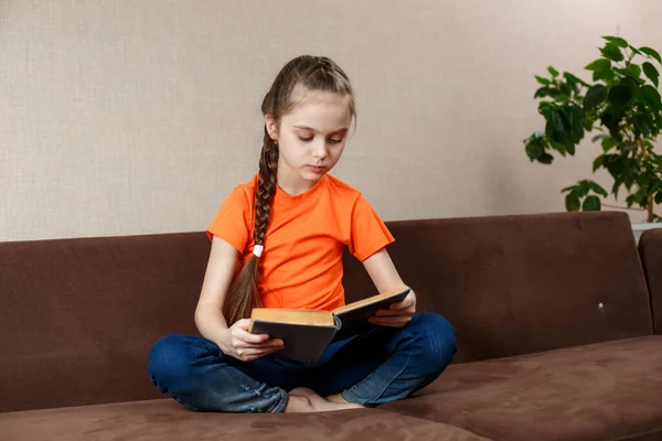 Uma Menina Ler Livro Sofá Caucasiano Menina Passar Tempo Sozinha — Fotografia de Stock