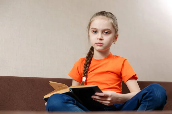 Una Niña Leyendo Libro Sofá Caucásico Niña Pasando Solo Tiempo — Foto de Stock