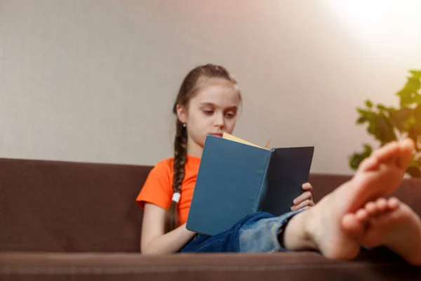 Une Drôle Petite Caucasienne Shirt Orange Aux Pieds Nus Lit — Photo