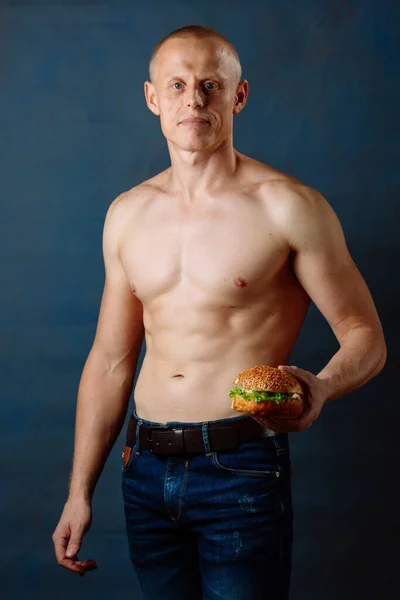 Sportieve Atleet Met Hamburger Ongezonde Voeding Sport Levensstijl Keuze Concept — Stockfoto