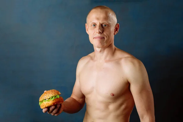 Sportieve Atleet Met Hamburger Ongezonde Voeding Sport Levensstijl Keuze Concept — Stockfoto