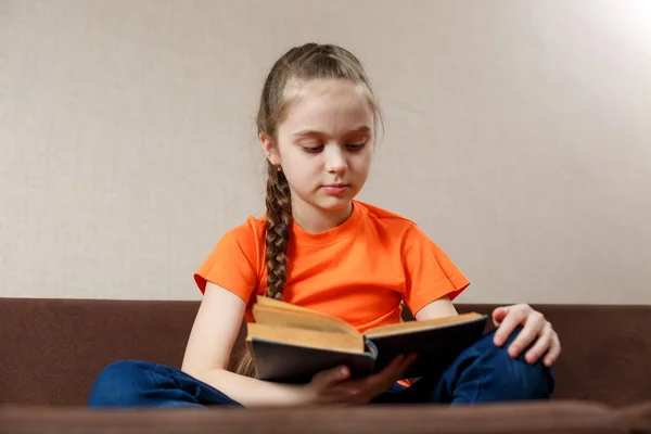 Una Niña Leyendo Libro Sofá Caucásico Niña Pasando Solo Tiempo —  Fotos de Stock