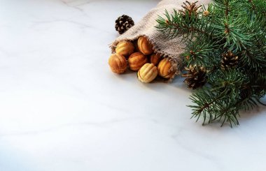  İçinde krema olan iki kabuktan yapılmış fındık şeklinde çörekler olan çuvalı aç. Beyaz arkaplanda çerezler