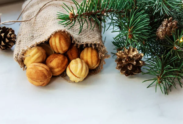  İçinde krema olan iki kabuktan yapılmış fındık şeklinde çörekler olan çuvalı aç. Beyaz arkaplanda çerezler