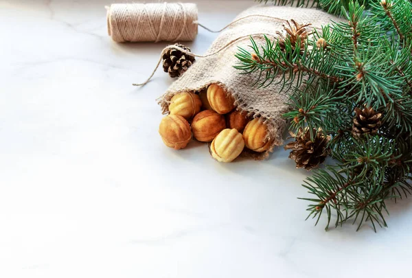  İçinde krema olan iki kabuktan yapılmış fındık şeklinde çörekler olan çuvalı aç. Beyaz arkaplanda çerezler