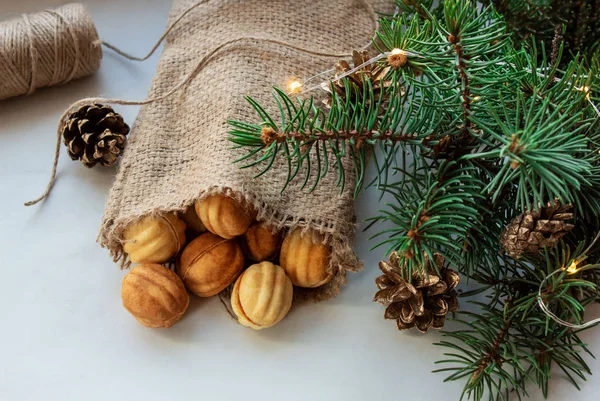  İçinde krema olan iki kabuktan yapılmış fındık şeklinde çörekler olan çuvalı aç. Beyaz arkaplanda çerezler