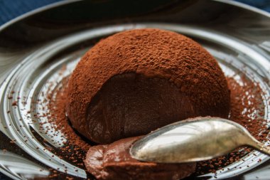 Siyah tabakta çikolatalı puding.