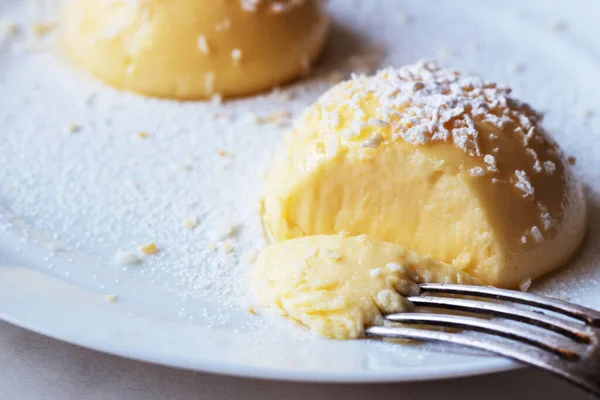 Siyah tabakta çikolatalı puding.