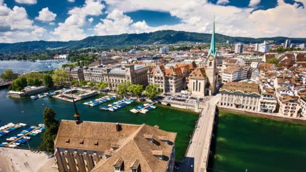 Zurich centro de la ciudad con Grossmunster Church — Vídeo de stock