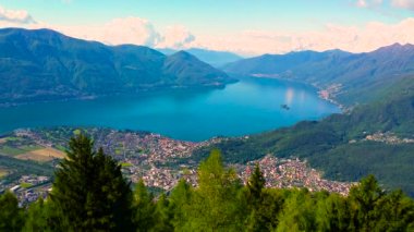 Gün batımında Locarno ve dağlar