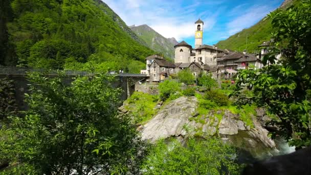 Wioska Lavertezzo w Verzascatal, Ticino, Szwajcaria — Wideo stockowe