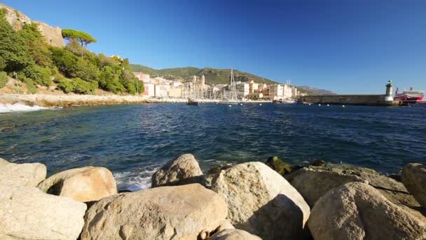 Centro histórico da cidade de Bastia com farol e barcos no porto Córsega França — Vídeo de Stock