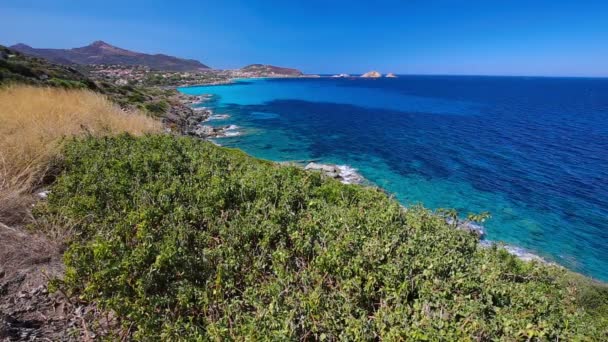 Lile Rousse yakınlarındaki Plage de Lozari'ye güzel manzara — Stok video