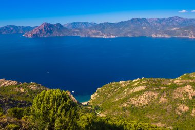 D81 yolunun çarpıcı manzarası, Korsika, Fransa