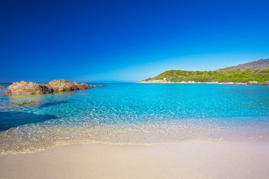 Cargese, Korsika yakınlarındaki kayalar ile güzel kumlu plaj