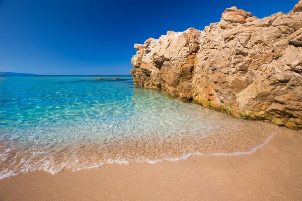 Cargese, Korsika yakınlarındaki kayalar ile güzel kumlu plaj — Stok fotoğraf
