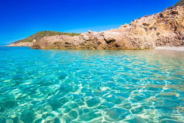 Homokos tengerpart sziklákkal Korzikán, Franciaország. — Stock Fotó