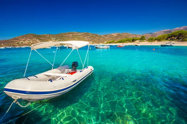 Motor boten met zandstrand nabij Sagone, Corsica, Frankrijk — Stockfoto