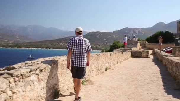 Hombre caminando por el viejo camino — Vídeo de stock