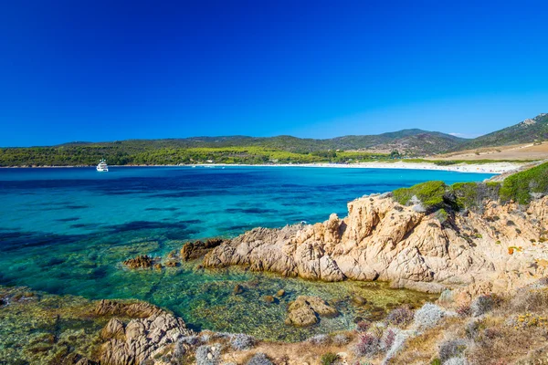 Pláž Sandy Grand Capo s červenými kameny poblíž Ajaccia, Korsiky — Stock fotografie