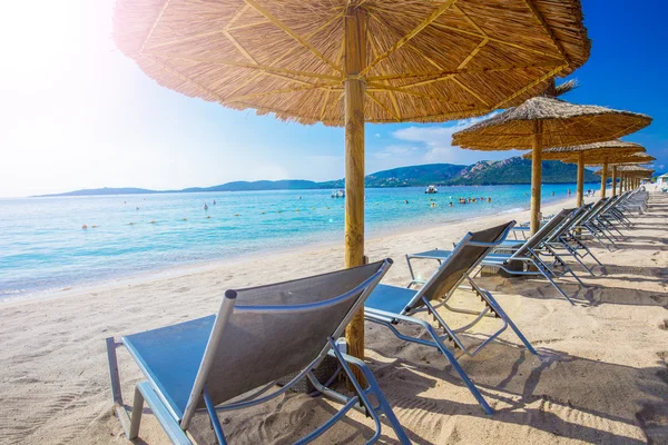 Korzikán San Ciprianu strandon nyugágyak — Stock Fotó
