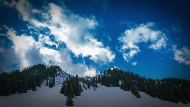 Nubes en la montaña de nieve — Vídeo de stock