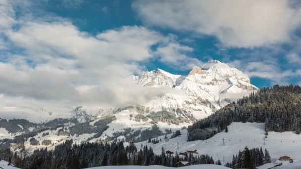 Esquiadores en teleférico en los Alpes suizos, Adelboden — Vídeo de stock