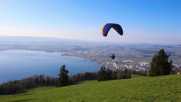 Parapente sobre la ciudad de Zug — Vídeo de stock