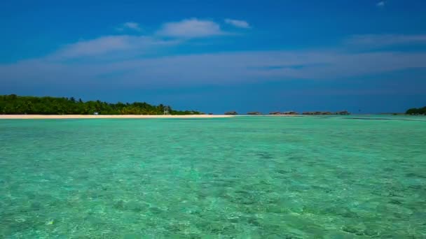 Isla con agua clara — Vídeos de Stock