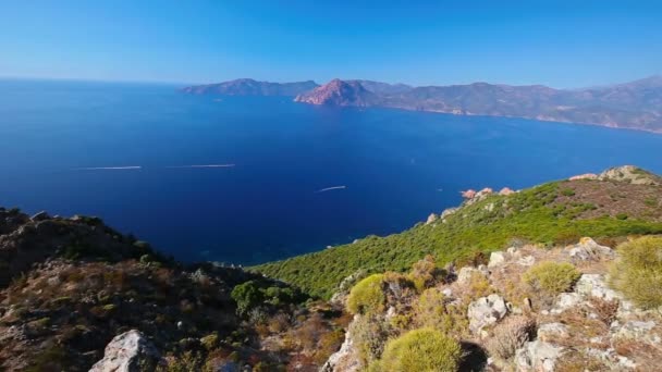 Strand en azuurblauwe water — Stockvideo