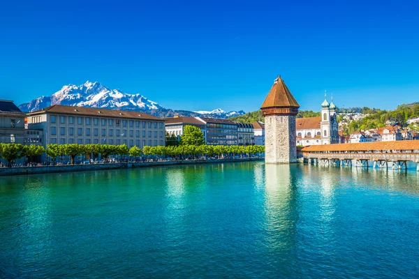 Chapel Bridge and lake — Stockfoto