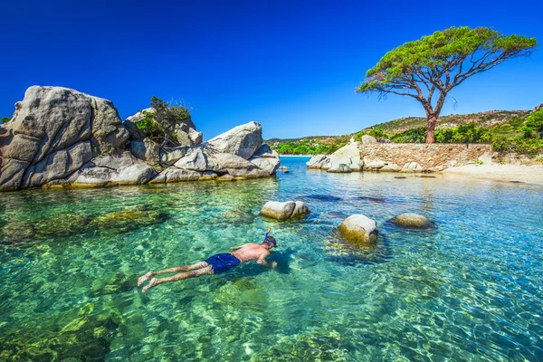 Homem snorkeling na lagoa — Fotografia de Stock