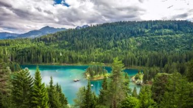 İsviçre Alpleri surrouding Caumasee
