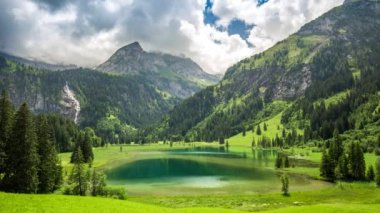 Lauenensee Gölü ile İsviçre Alpleri