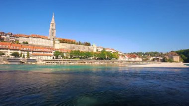 Bern eski şehir merkezi Aare Nehri ile