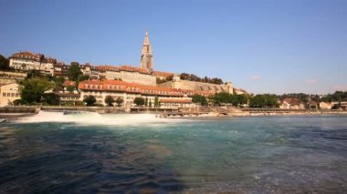 Bern eski şehir merkezi Aare Nehri ile