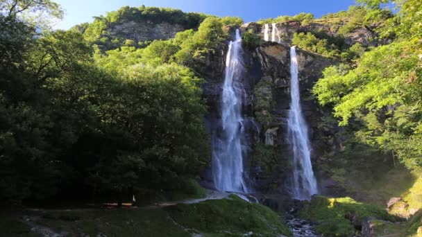 Cascada Acquafraggia en Italia . — Vídeo de stock