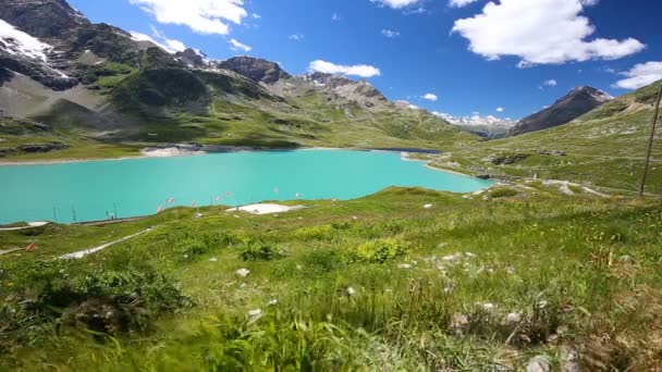 Lago Bianco - embalse en el paso de Bernina — Vídeos de Stock