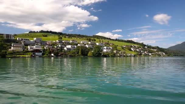 Prachtige Zwitserse landschap vanaf boot — Stockvideo