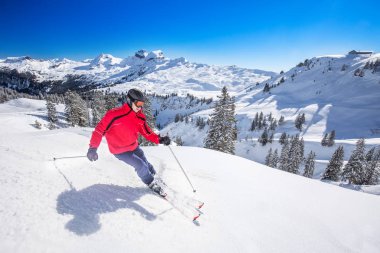 Genç adam İsviçre Alpleri kayak Hoch-Ybrig Kayak Merkezi,