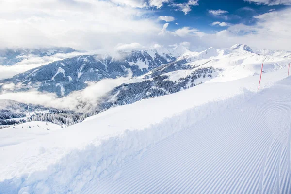 Alberi ricoperti di neve fresca nelle Alpi tirolesi — Foto Stock