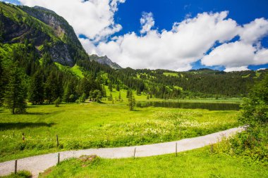 Yolu önde gelen Lauenensee Gölü