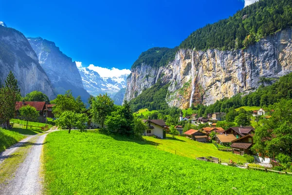 Lauterbrunnen valley with waterfall — Stock Photo, Image