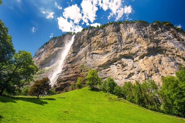 Долина Лаутербруннен с водопадом — стоковое фото