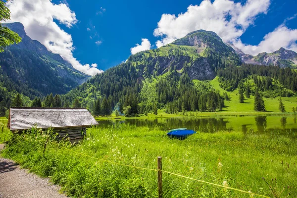 通路领先的 Lauenensee 湖 — 图库照片